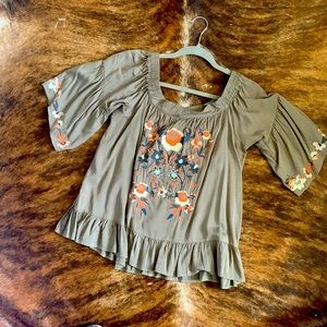 NWT Umgee olive green floral embroidered top